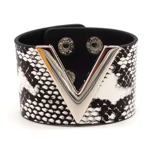 V shaped animal bracelet (snakeskin)